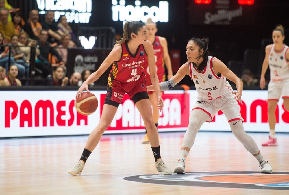 Mariona Ortiz dirige un ataque ante Cristina Ouviña en el partido de Euroliga, disputado en La Fonteta