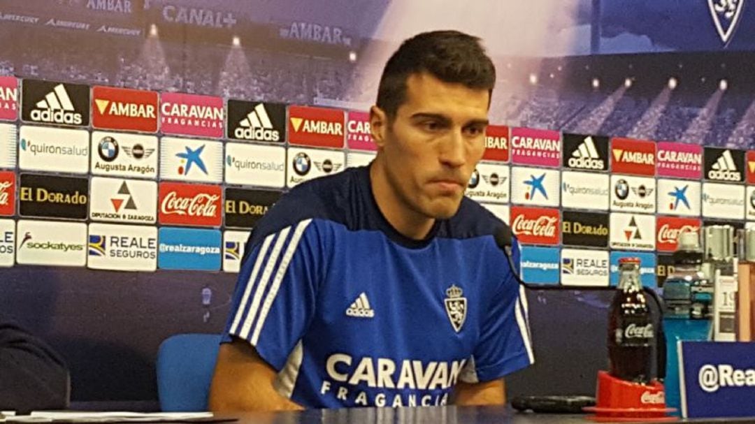 Alberto Zapater en la sala de prensa de la Ciudad Deportiva del club