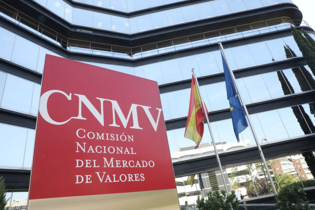 Cartel a la entrada del edificio de la Comisión Nacional del Mercado de Valores (CNMV) en Madrid