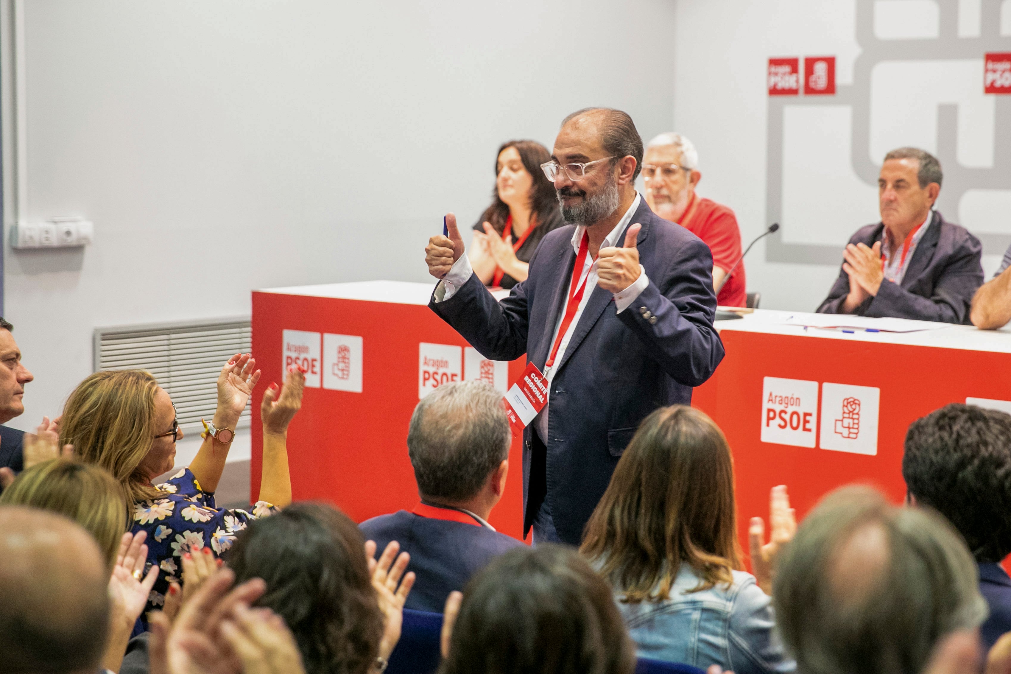 El secretario general del PSOE en Aragón y presidente de Aragón en funciones, Javier Lambán (c), participa en el Comité Regional del partido celebrado este viernes en Zaragoza. EFE/ Javier Cebollada