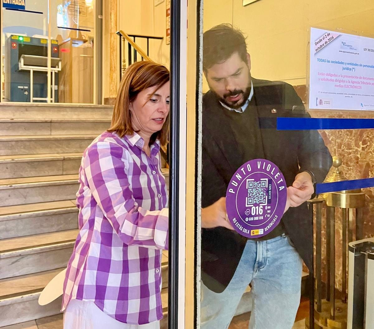 Colocación de los Puntos Violeta por parte del subdelegado del Gobierno