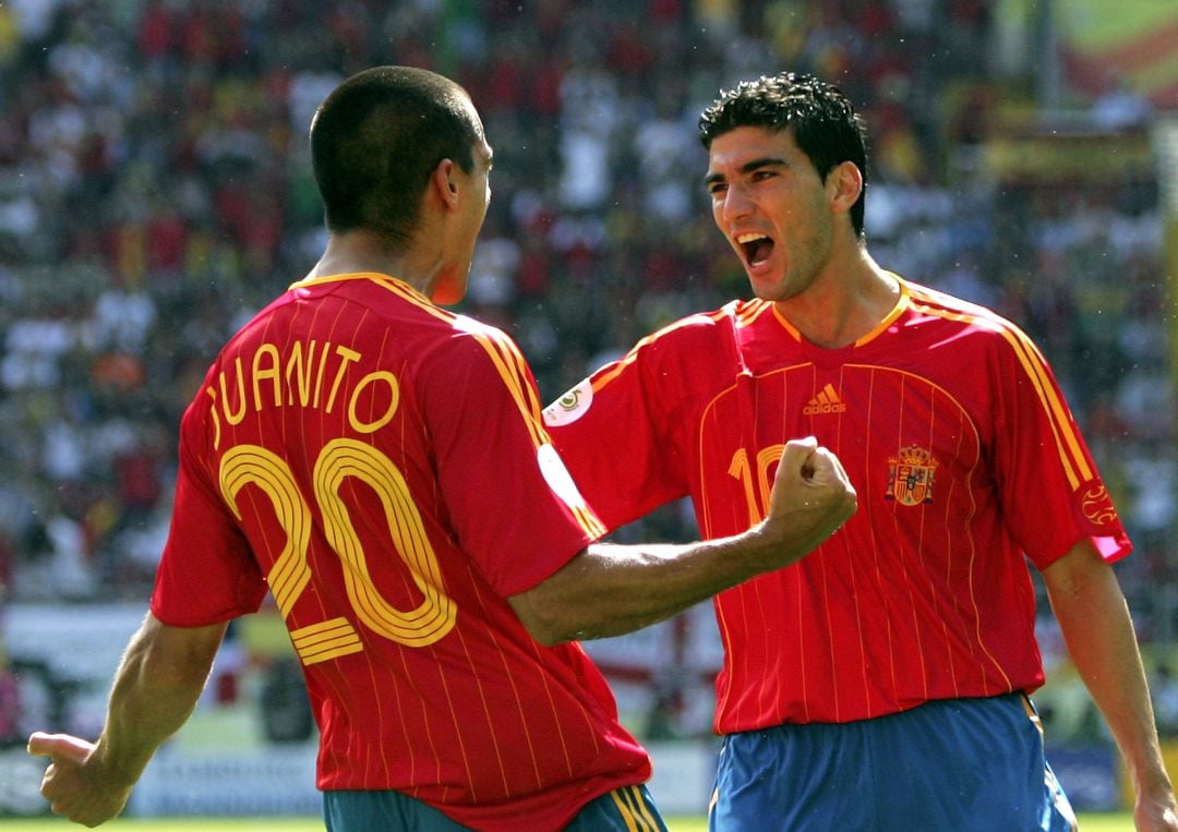 Reyes y Juanito celebran un gol de este último en el Mundial de 2006