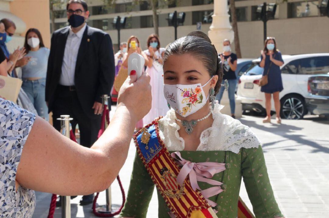 La Fallera Mayor Infantil de València con las medidas de seguridad exigidas por el COVID. JCF