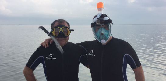 Javier Ruiz y Joaquín Sánchez preparados para sumergirse en el Mar Menor.