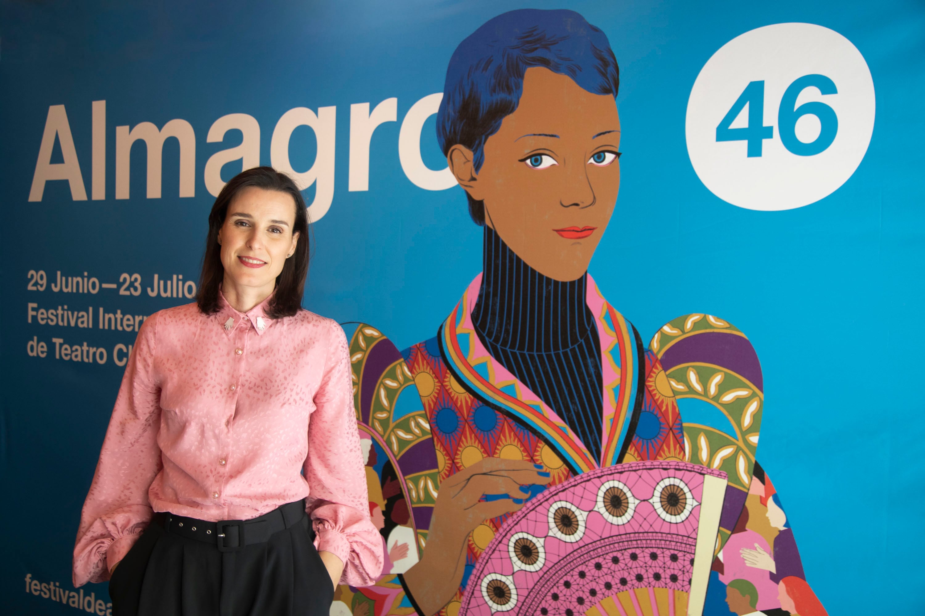 Fotografía de archivo de Irene Pardo, directora del Festival de Almagro, junto al cartel de la última edición