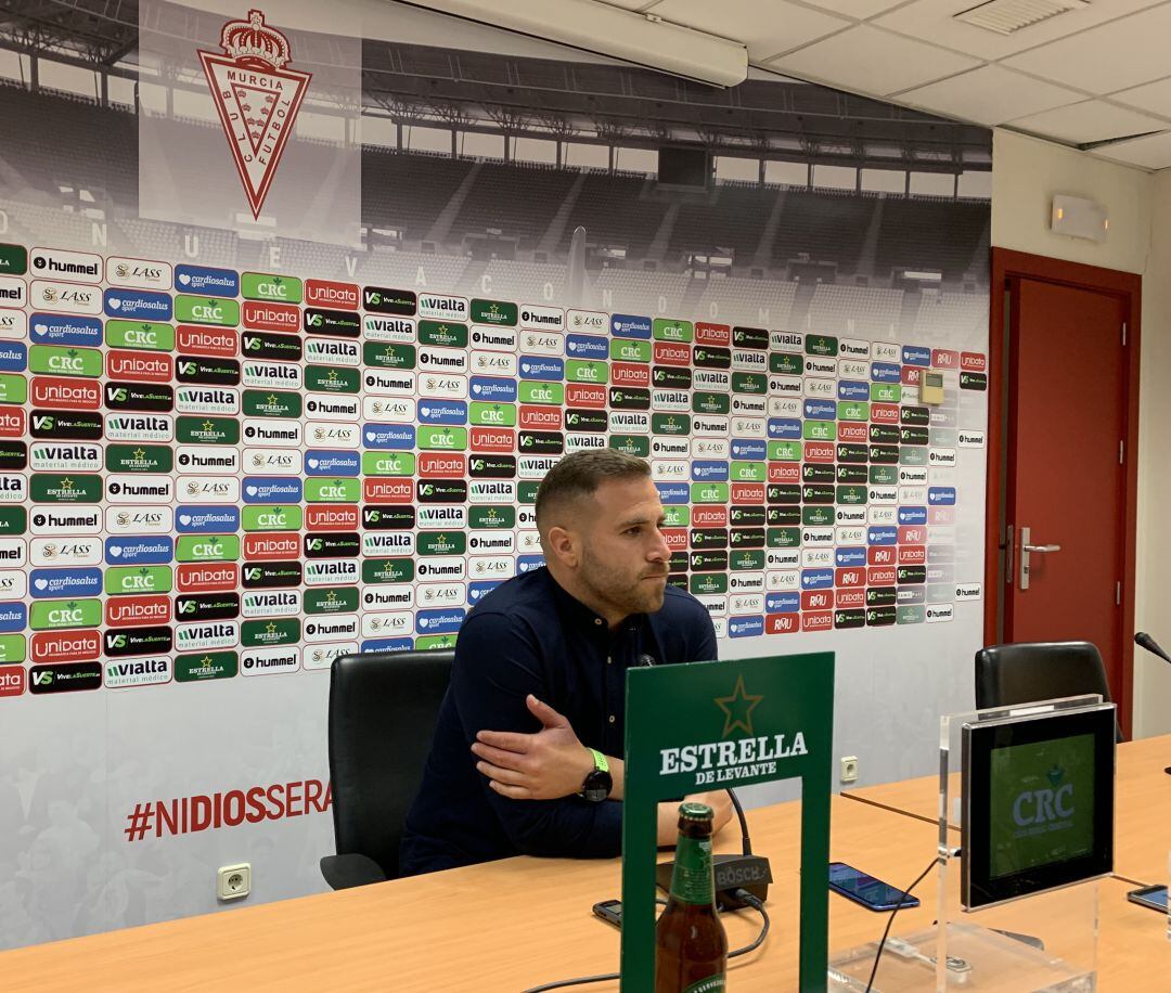 Javi Motos en la sala de prensa de Nueva Condomina tras el partido ante el Marbella