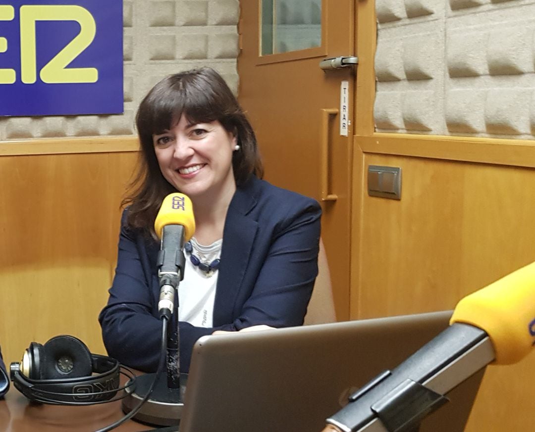 Guillermina Bastida en los estudios de Radio Asturias