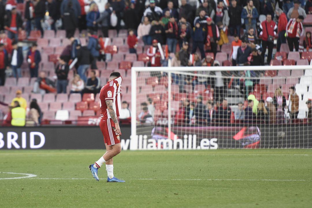 Lazo se tapa la cabeza con la camiseta. 