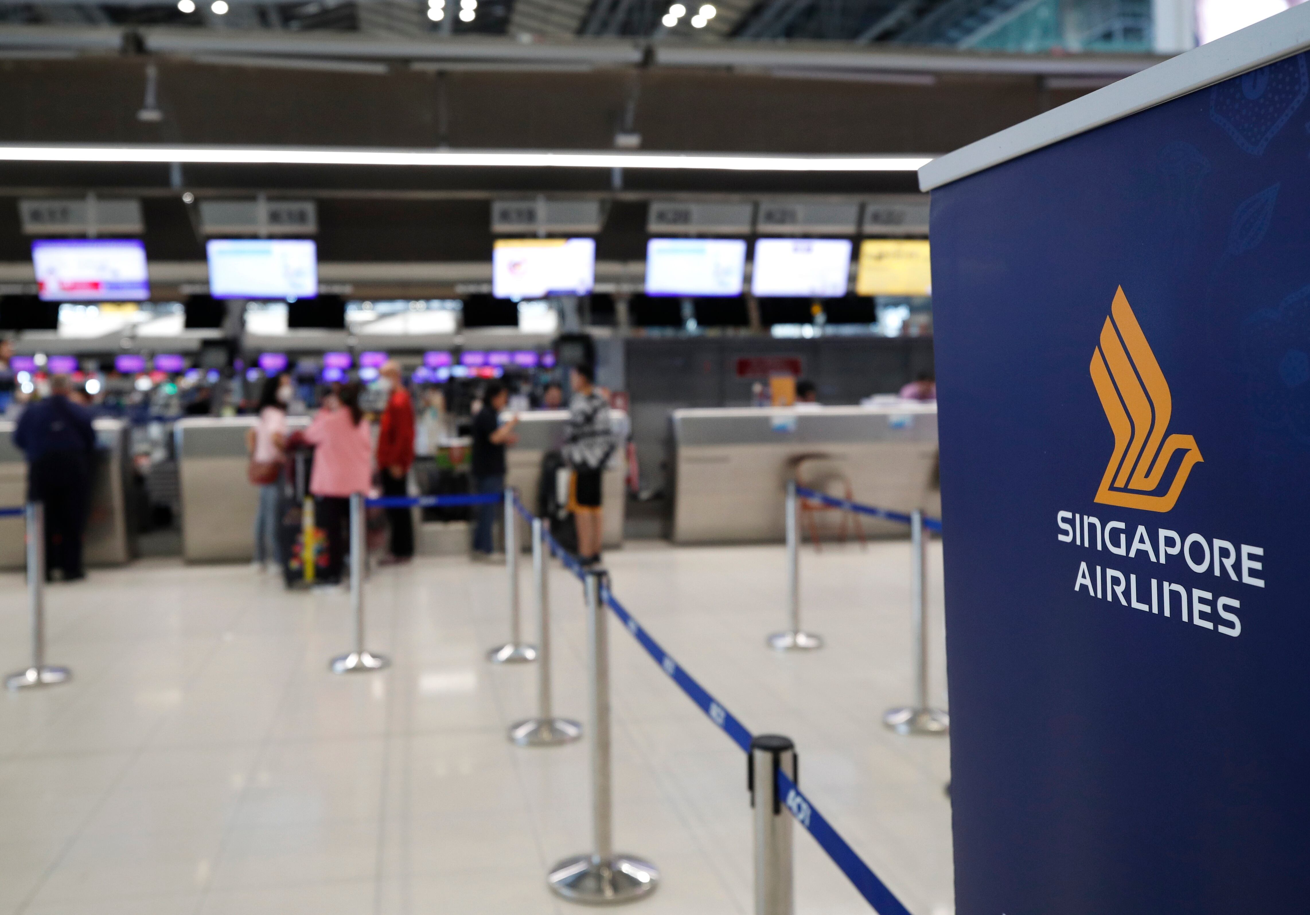 Pasajeros haciendo el check in en un puesto de Singapore Airlines en Tailandia.