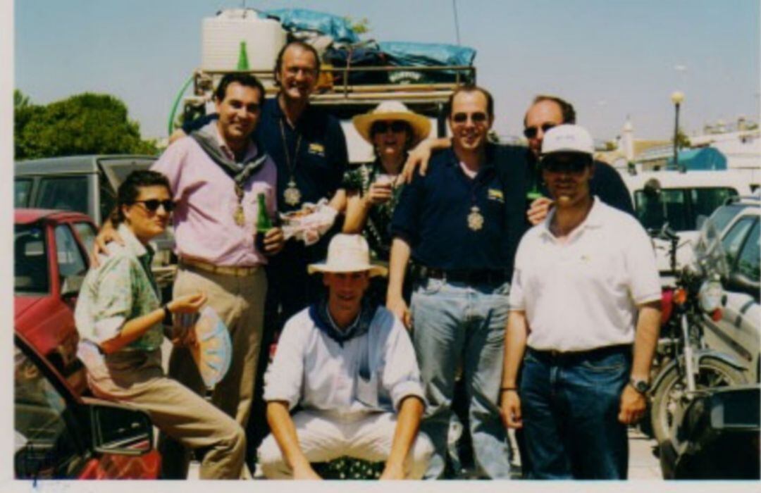 Pepe Antonio, con todo el equipo de Radio Jerez, durante un camino del Rocío