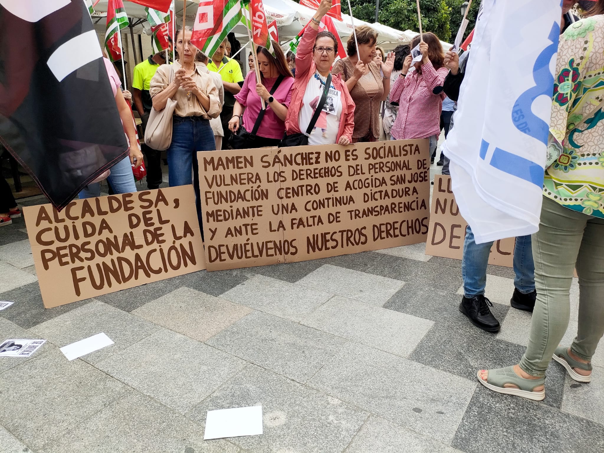 Carteles de protesta contra la gestión del Gobierno local presentes en la huelga / RJ