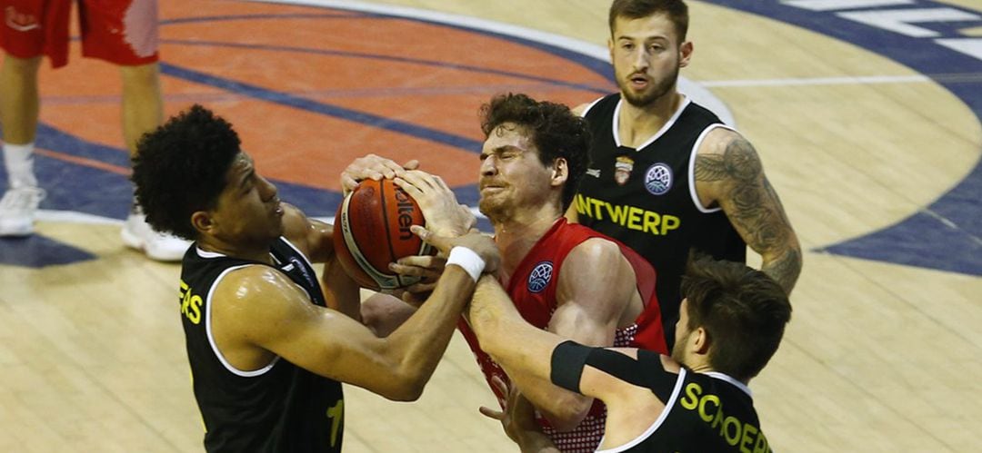 Chema González pelea por un balón con dos jugadores del Telenent Giants de Amberes. El zaragozano promedia dos puntos y casi tres rebotes de media en doce minutos por partido en la competición.