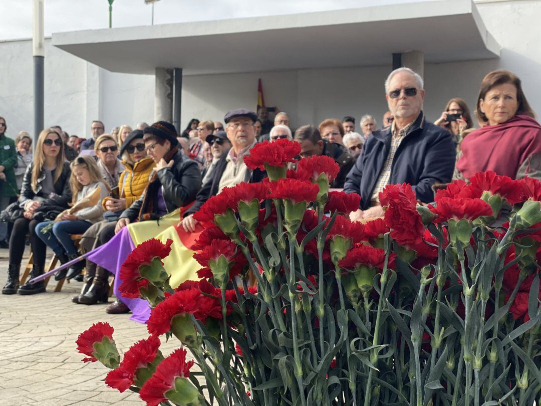 Familiares en el acto del cementerio de la Salud.