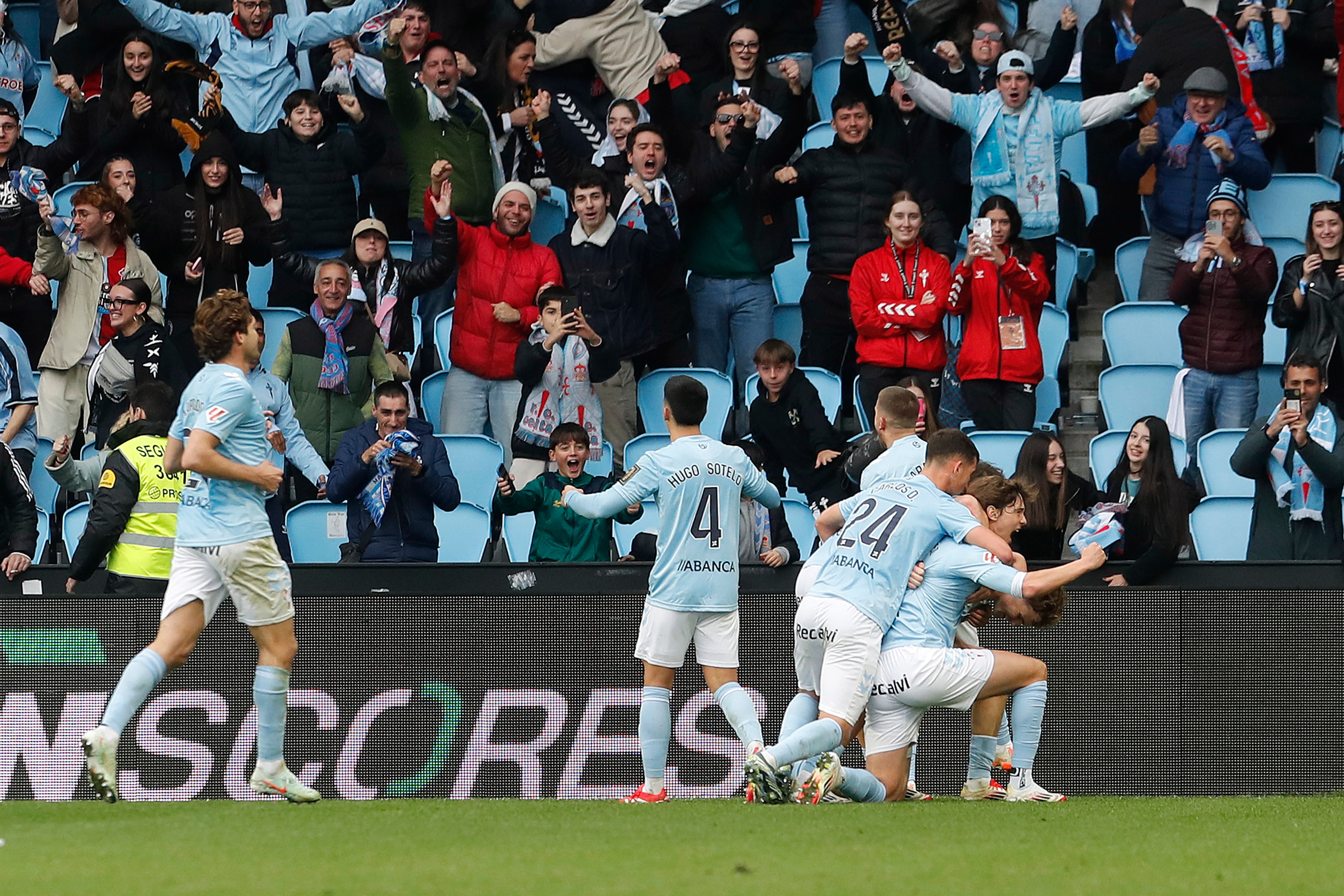 VIGO, 08/02/2025.- Los jugadores del Celta de Vigo celebran su tercer tanto ante el Real Betis durante el partido de Liga celebrado, este sábado, en el estadio Balaídos de Vigo. EFE/Salvador Sas
