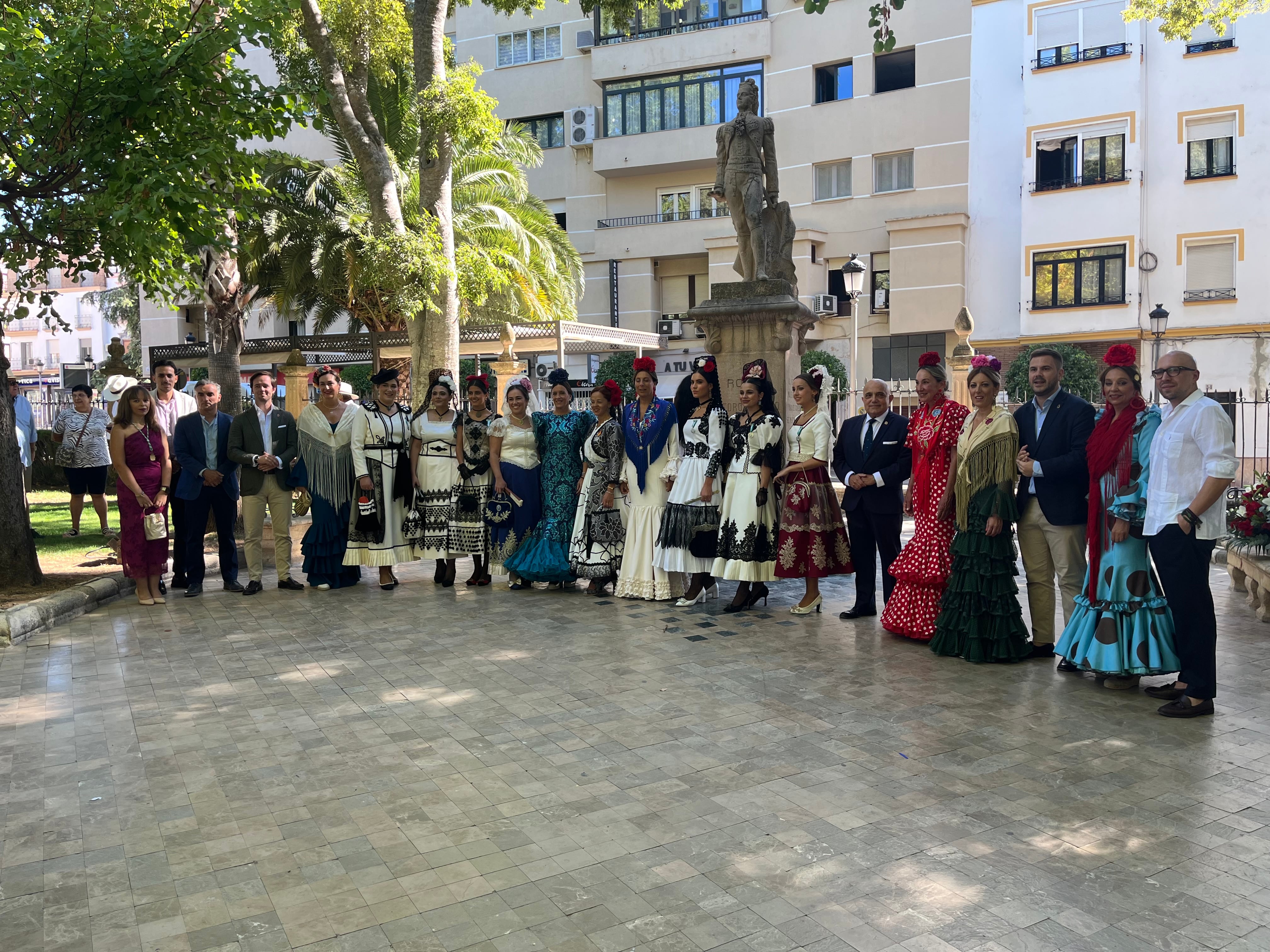 La Presidenta y Damas Goyescas junto a autoridades municipales en la ofrenda a Pedro Romero 2025