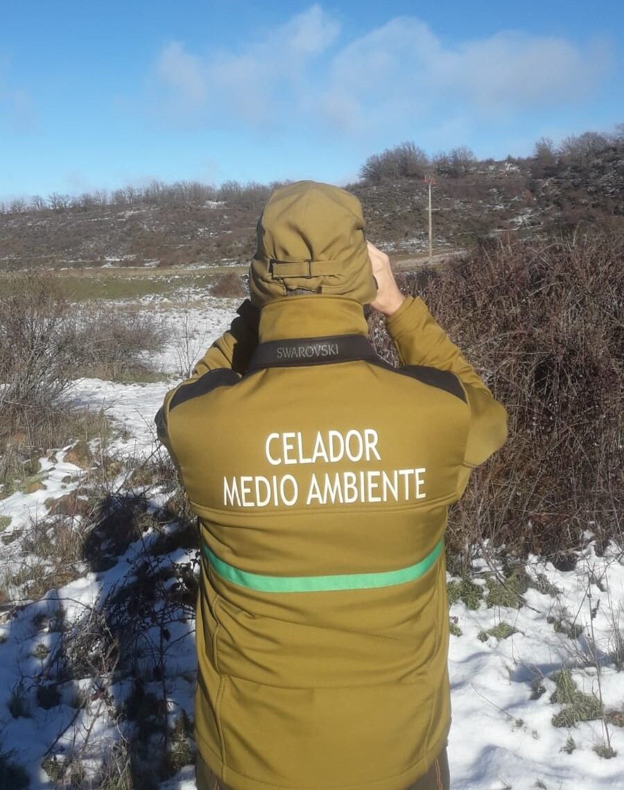 Celador de Medio Ambiente en plena vigilancia