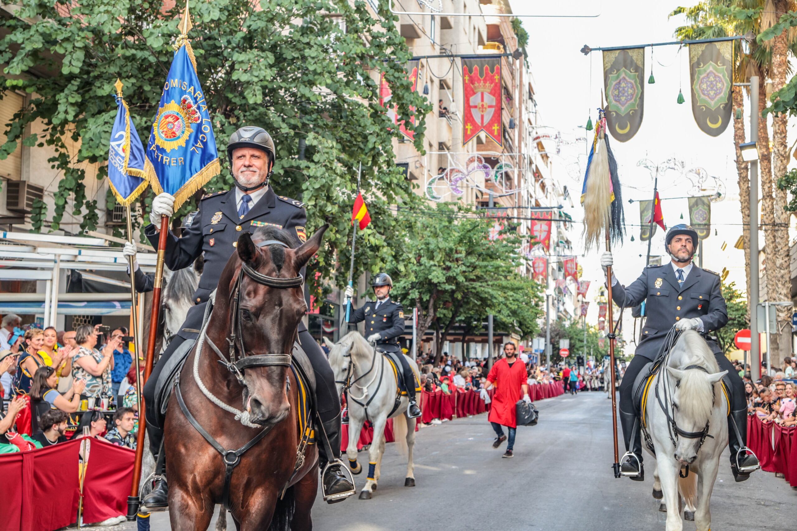 Policía Nacional de Elda, durante el desfile de la Entrada Cristiana