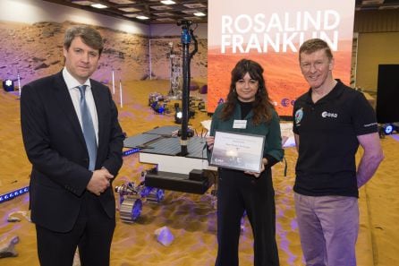 Elena junto al astronauta Tim Peake (d) y Chris Skidmore, ministro británico de Universidades, Ciencia, Investigación e Innovación