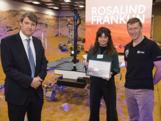 Elena junto al astronauta Tim Peake (d) y Chris Skidmore, ministro británico de Universidades, Ciencia, Investigación e Innovación