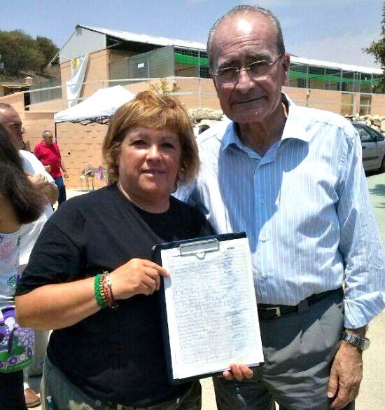 De la Torre tras firmar contra las prospecciones en la costa malagueña el pasado fin de semana