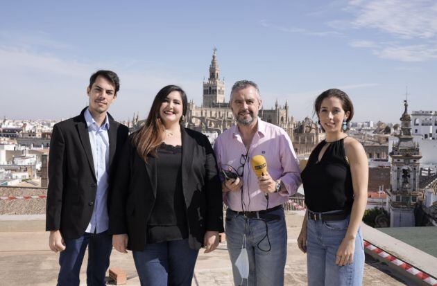 Manuel Navarro Bracho, Carolina de Alba, Paco García y Diana Larios desde el tejado del Maestranza