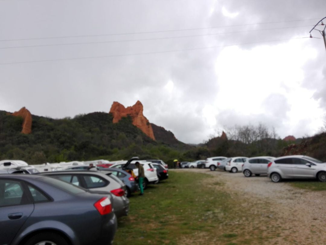 Vehículos aparcados en Las Médulas