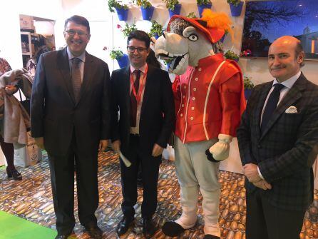 Rafael Blanco y Pedro García, junto a Felipo, la Mascota de Córdoba Ecuestre