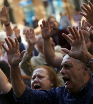 Partidarios de Pedro Sánchez se manifiestan en la madrileña calle de Ferraz, junto a la sede socialista.