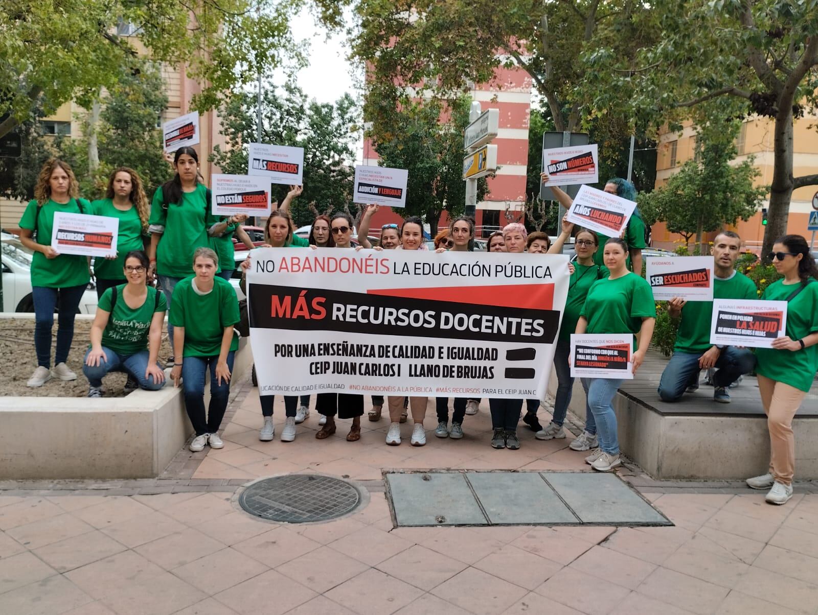 Protesta del AMPA del CEIP Juan Carlos I de Llano de Brujas (Murcia) por la falta de recursos