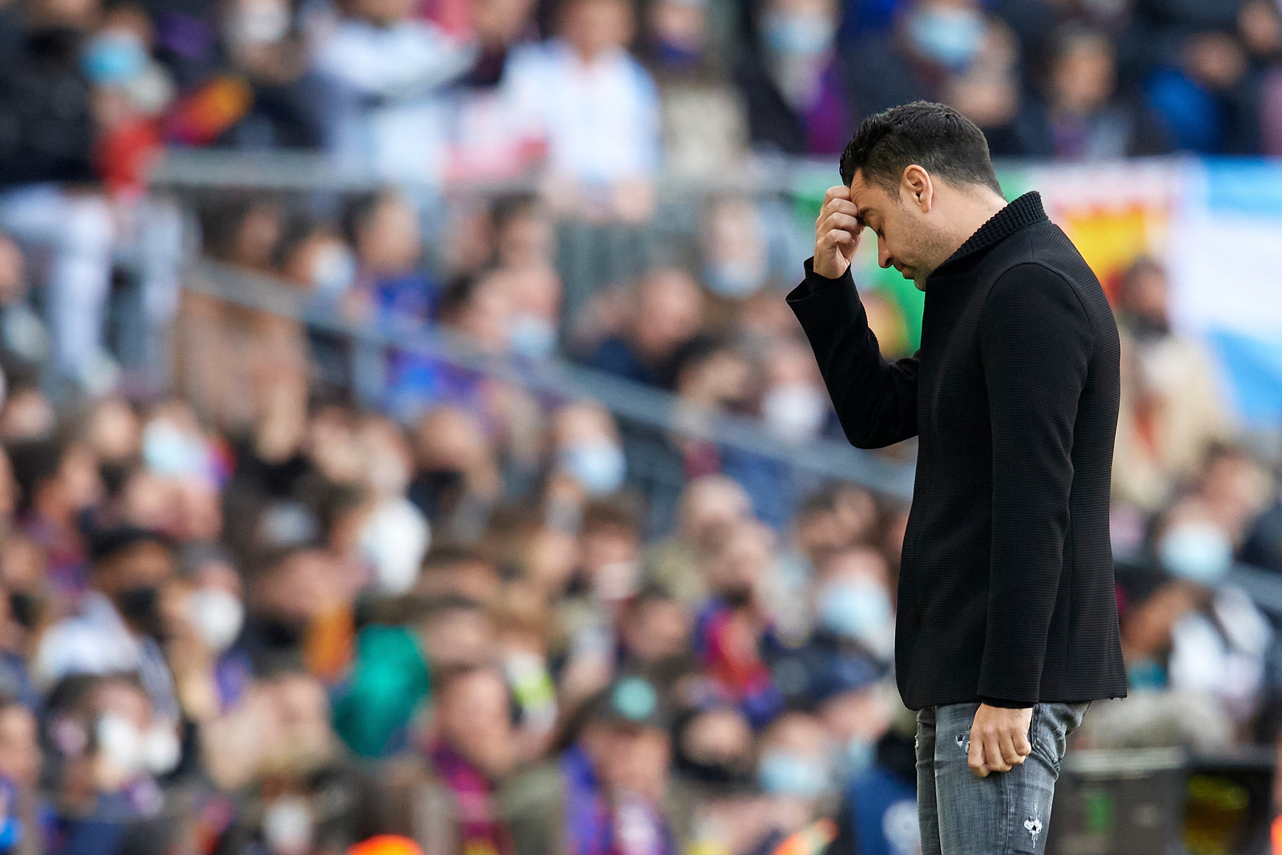 Xavi Hernández se lamenta en un partido disputado en el Camp Nou.