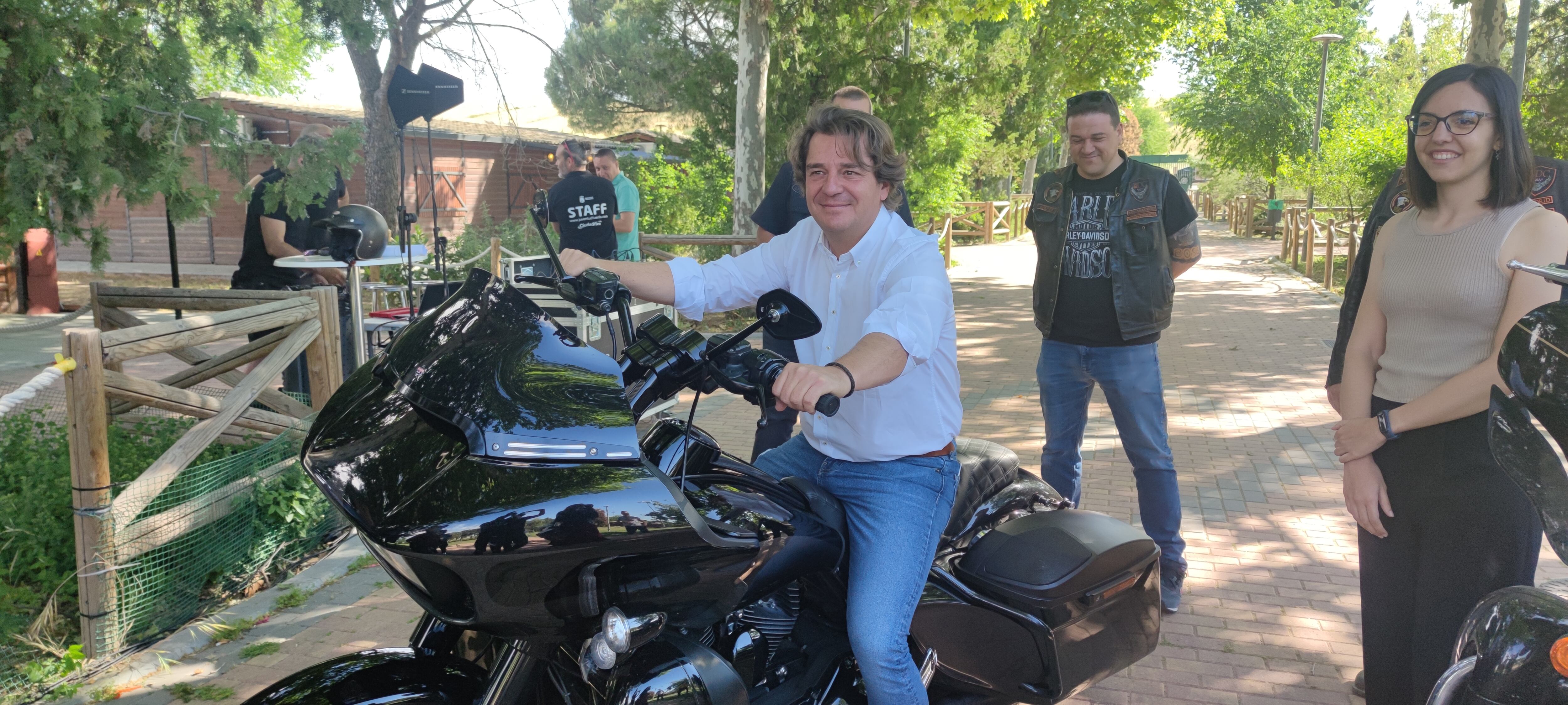 El alcalde de Fuenlabrada, Javier Ayala, en una de las Harley llevadas para la presentación del festival Rockin&#039; Fest 2022.