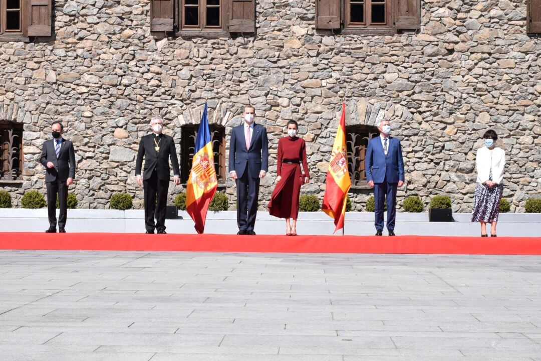 Els Reis d'Espanya davant Casa de la Vall i acompanyats pel copríncep episcopal i pel respresentant del copríncep francès, la síndica general i el cap de Govern, escoltant els himnes d'Espanya i Andorra en la seva arribada al país en primera visita oficia