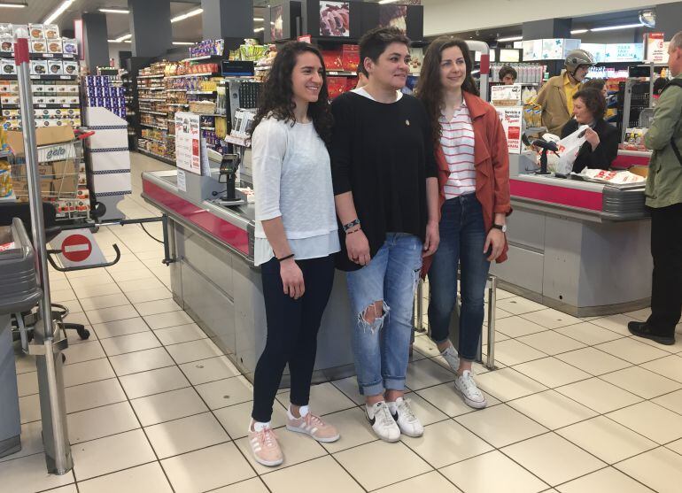 Esther Arrojeria, Montse Puche y Alba Menendez posan en el centro comercial que tiene SUPER AMARA en el barrio del Antiguo