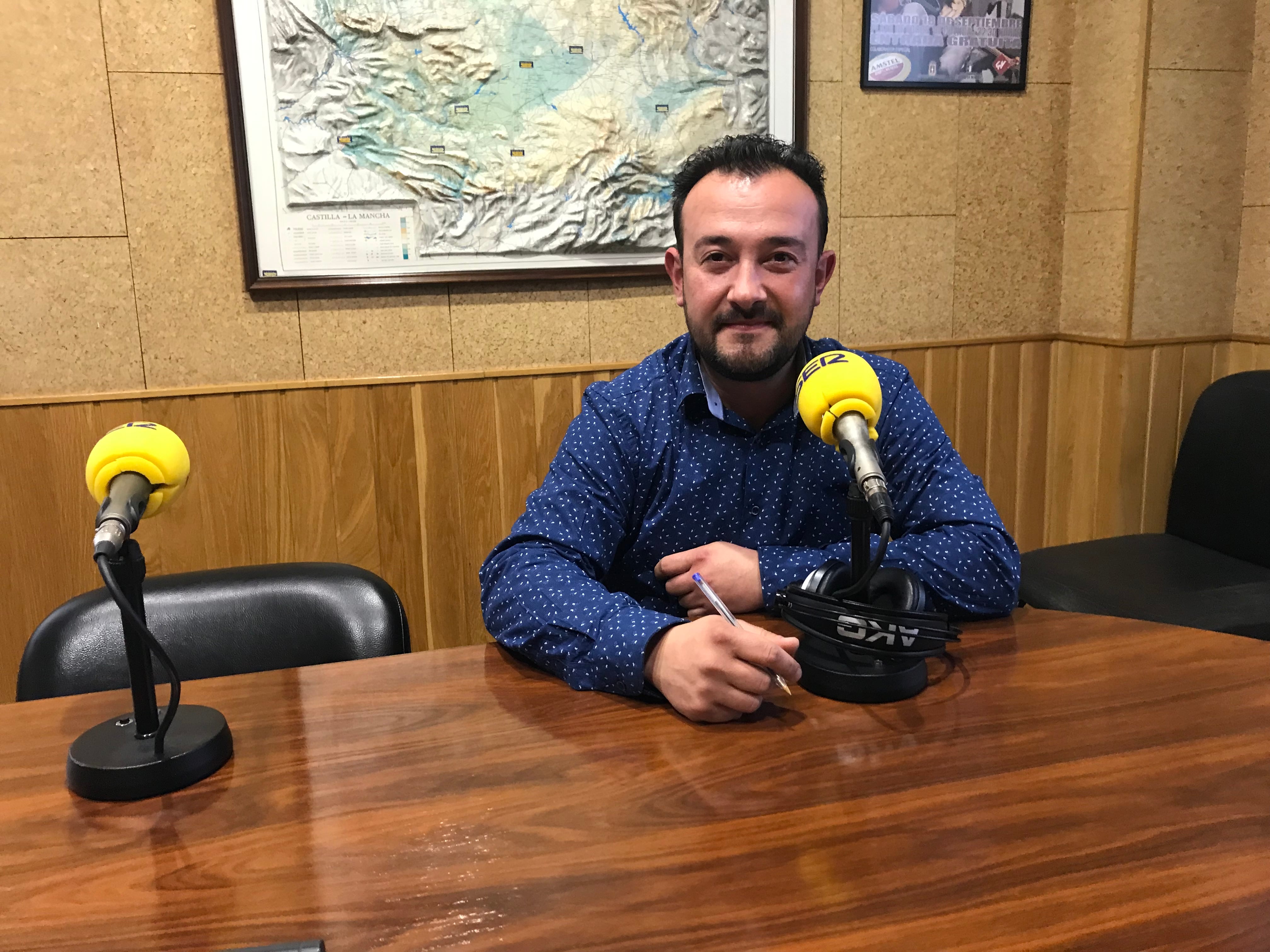 El mago Alberto Fernández en los estudios de SER Cuenca.