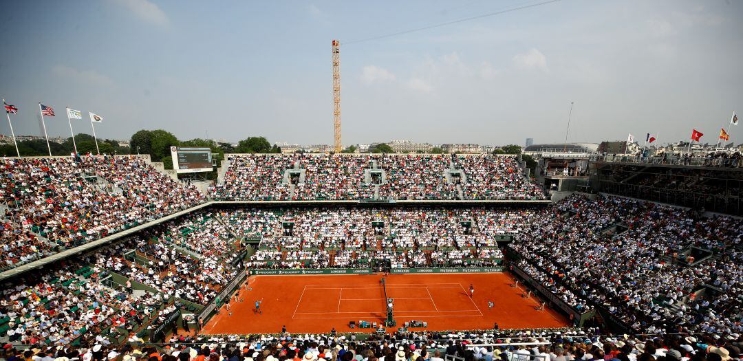 La pista central de Roland Garros, durante un partido de 2018