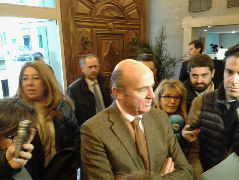 Luis de Guindos a su llegada a Pamplona, acompañado, entre otros, por el eurodiputado Pablo Zalba y la delegada del Gobierno en Navarra, Carmen Alba. 