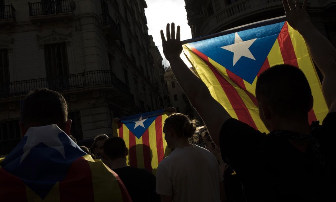 Manifestantes pidiendo la independencia de Cataluña.