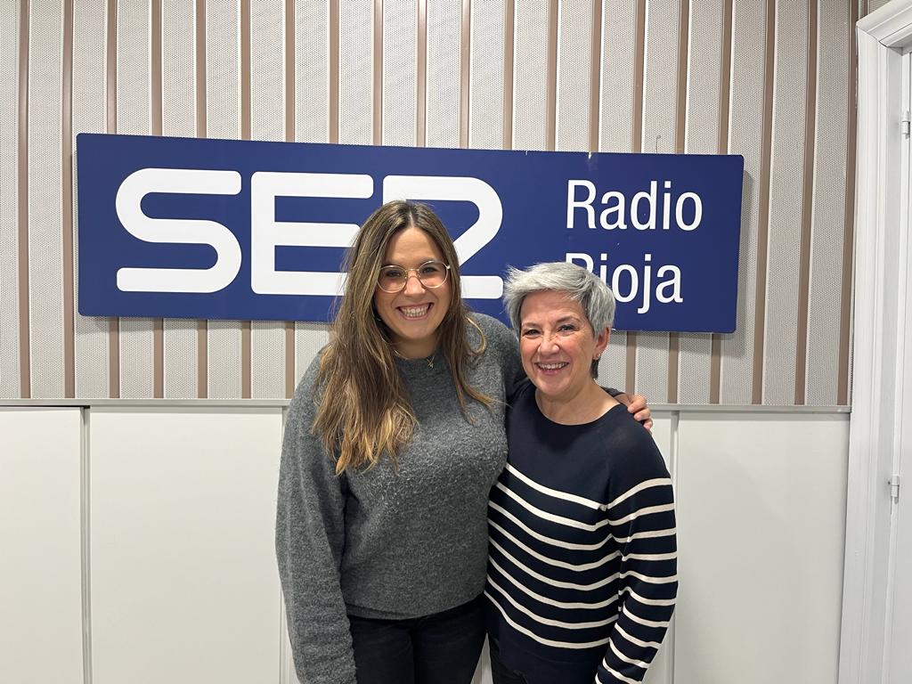 Carmen Bengoechea (dcha) y Marta Pérez Angulo, en los estudios de la SER de La Rioja.