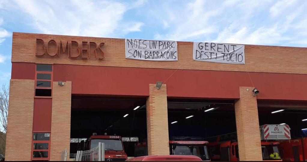 Pancartas reivindicativas en el parque de bomberos de Gandia.