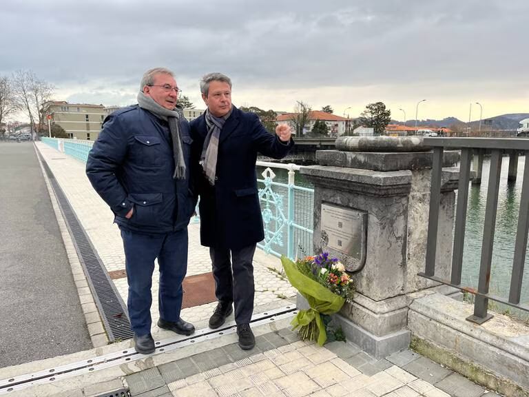 El Secretario de Estado, Fernando Martínez, y el alcalde de Irun, José Antonio Santano, en el puente Avenida el pasado mes de febrero | Fuente: Twitter