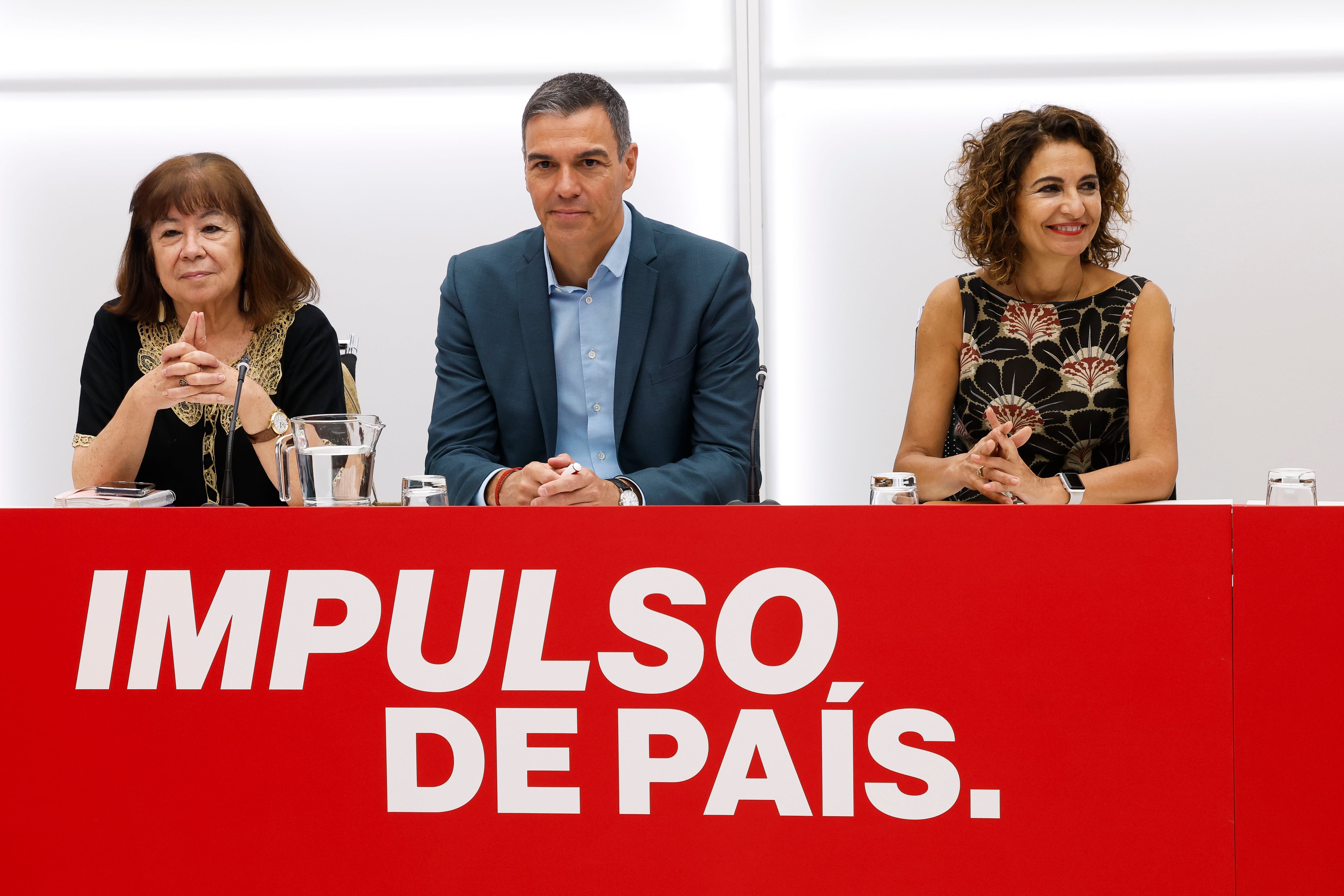 El líder socialista y presidente del Gobierno, Pedro Sánchez (c), la ministra de Hacienda María Jesús Montero y la presidenta del Partido Socialista Obrero Español Cristina Narbona, este lunes durante la reunión de la Comisión Ejecutiva Federal de PSOE.