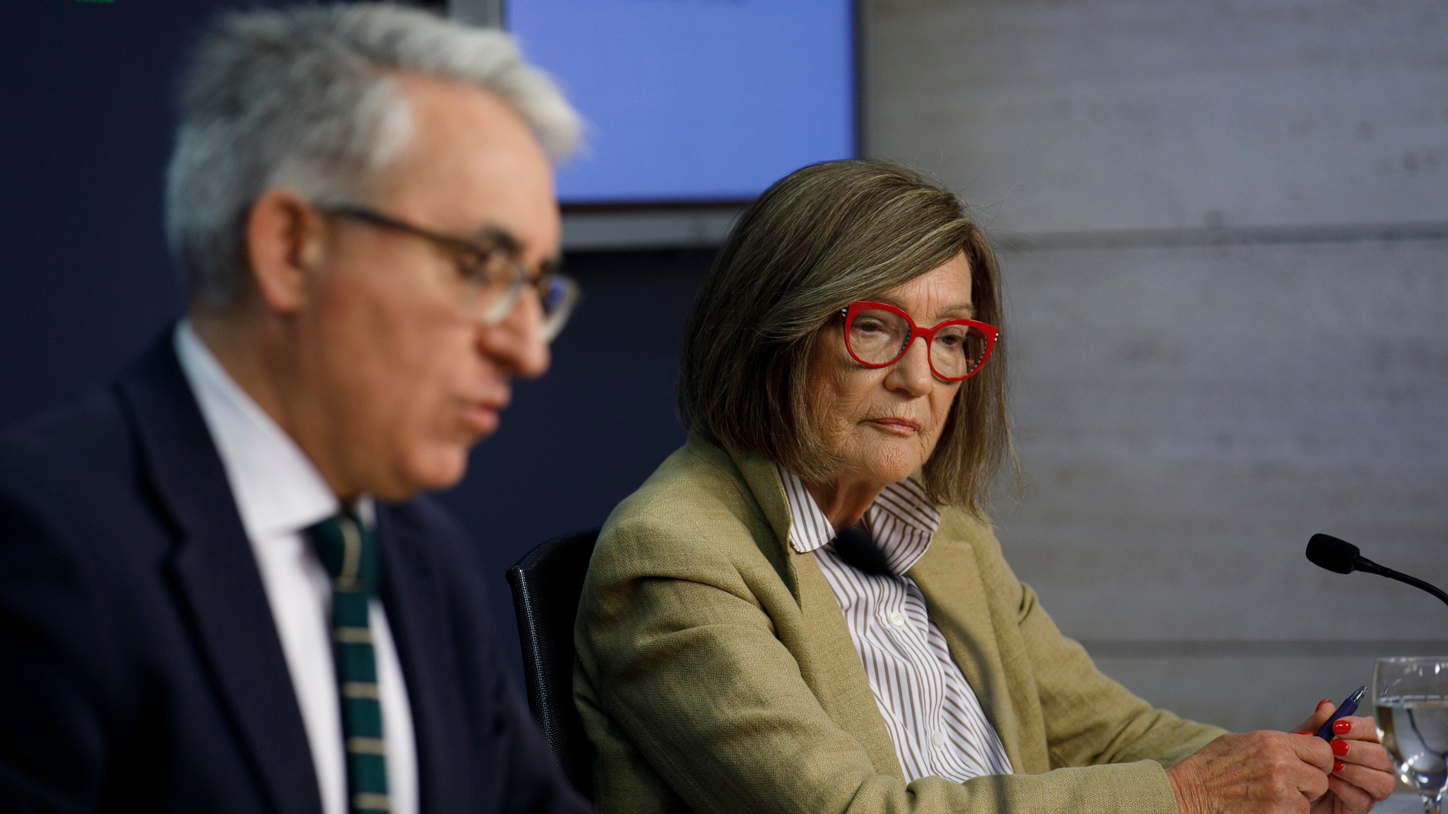 El director general de Tributos en funciones, Jesús Ángel Garrido, y la directora y coordinadora terapéutica de ARJA, Concha Santo Tomás