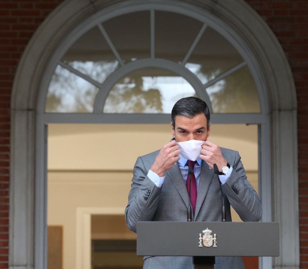 El presidente del Gobierno, Pedro Sánchez, se pone la mascarilla tras realizar una declaración institucional tras la celebración del Consejo de Ministros en el que se han aprobado los indultos a los presos independentistas.