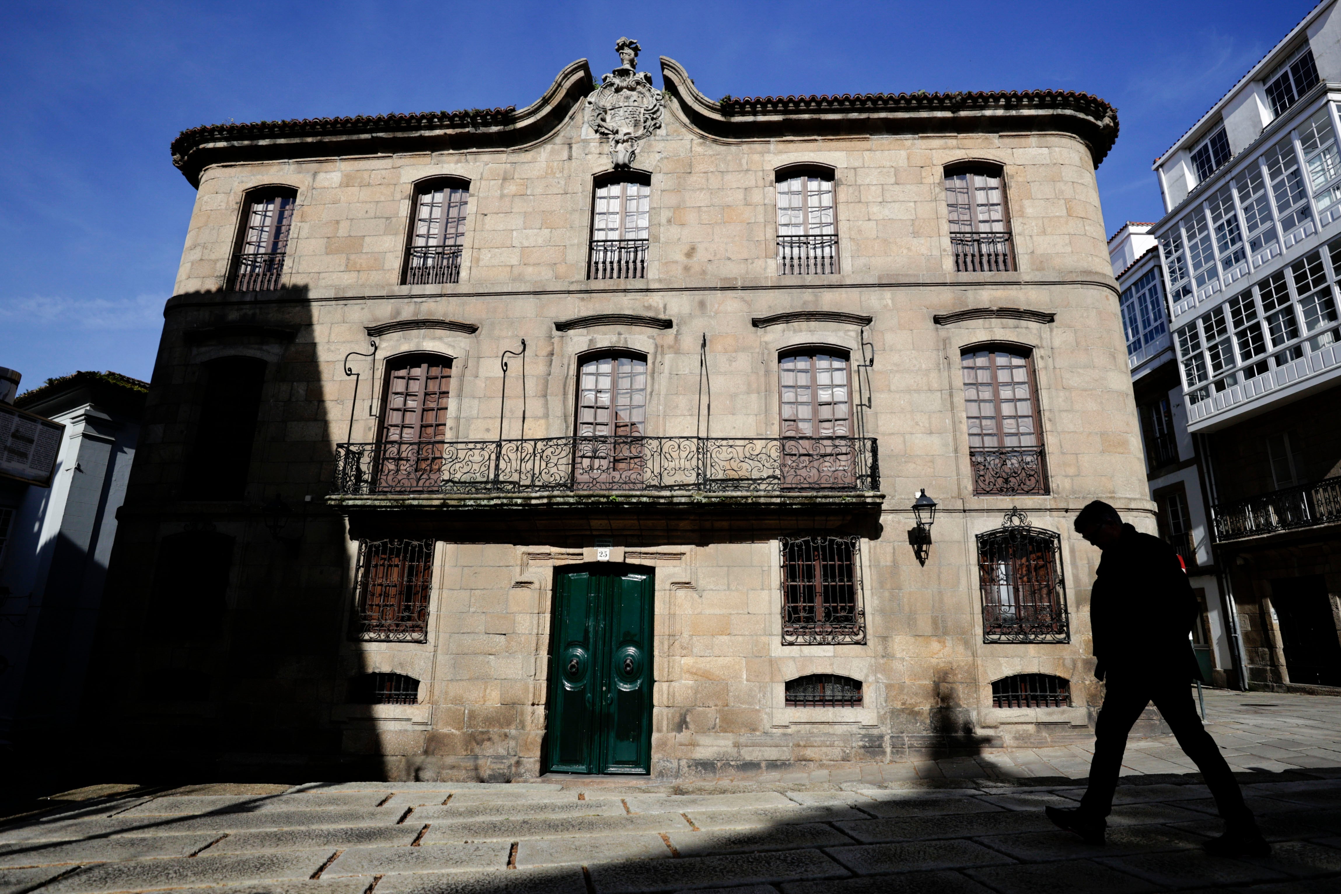 A CORUÑA, 10/04/2024.- Fachada de la Casa Cornide, en la Cidade Vella de A Coruña, este miércoles. El Ayuntamiento de A Coruña ha anunciado la revisión de oficio para la declaración de nulidad del proceso de venta de la Casa Cornide a Carmen Polo, para lo que dará audiencia a los Franco y pedirá al Gobierno que también revise la permuta con la que el edificio acabó en manos municipales. EFE/ Cabalar
