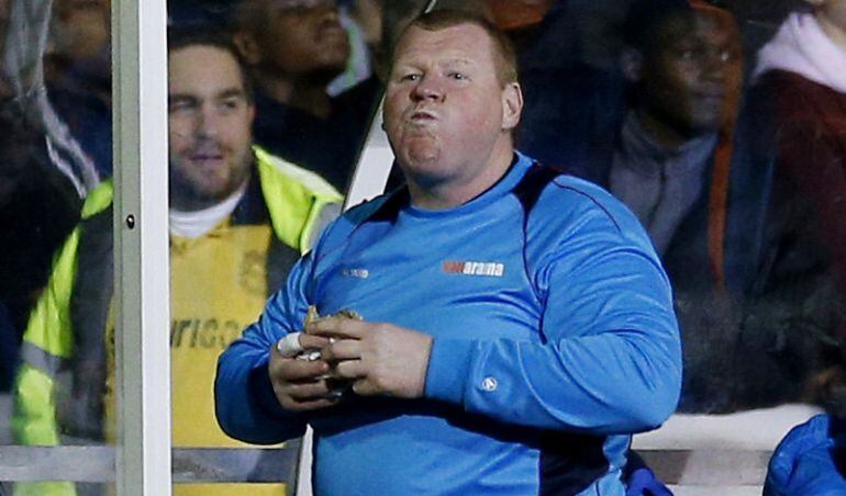 Wayne Shaw, con su bocadillo durante el partido ante el Arsenal.