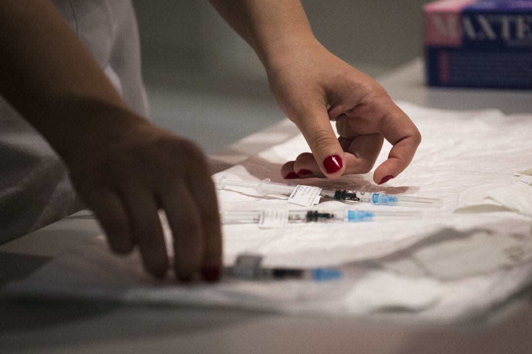 Una sanitaria con varias dosis de la vacuna de Pfizer en el Hospital Universitario de Getafe.