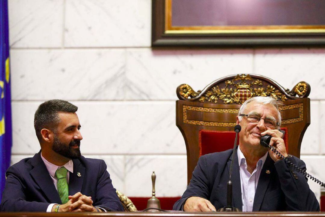 El alcalde de València realizando la llamada para felicitar a las falleras mayores de la ciudad (foto de archivo)