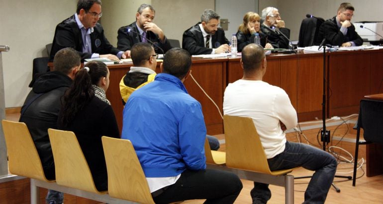 Imatge de la sala de l'Audiència de Lleida on ha tingut lloc el judici, amb cinc acusats i els seus advocats. Imatge del 2 de novembre de 2016.