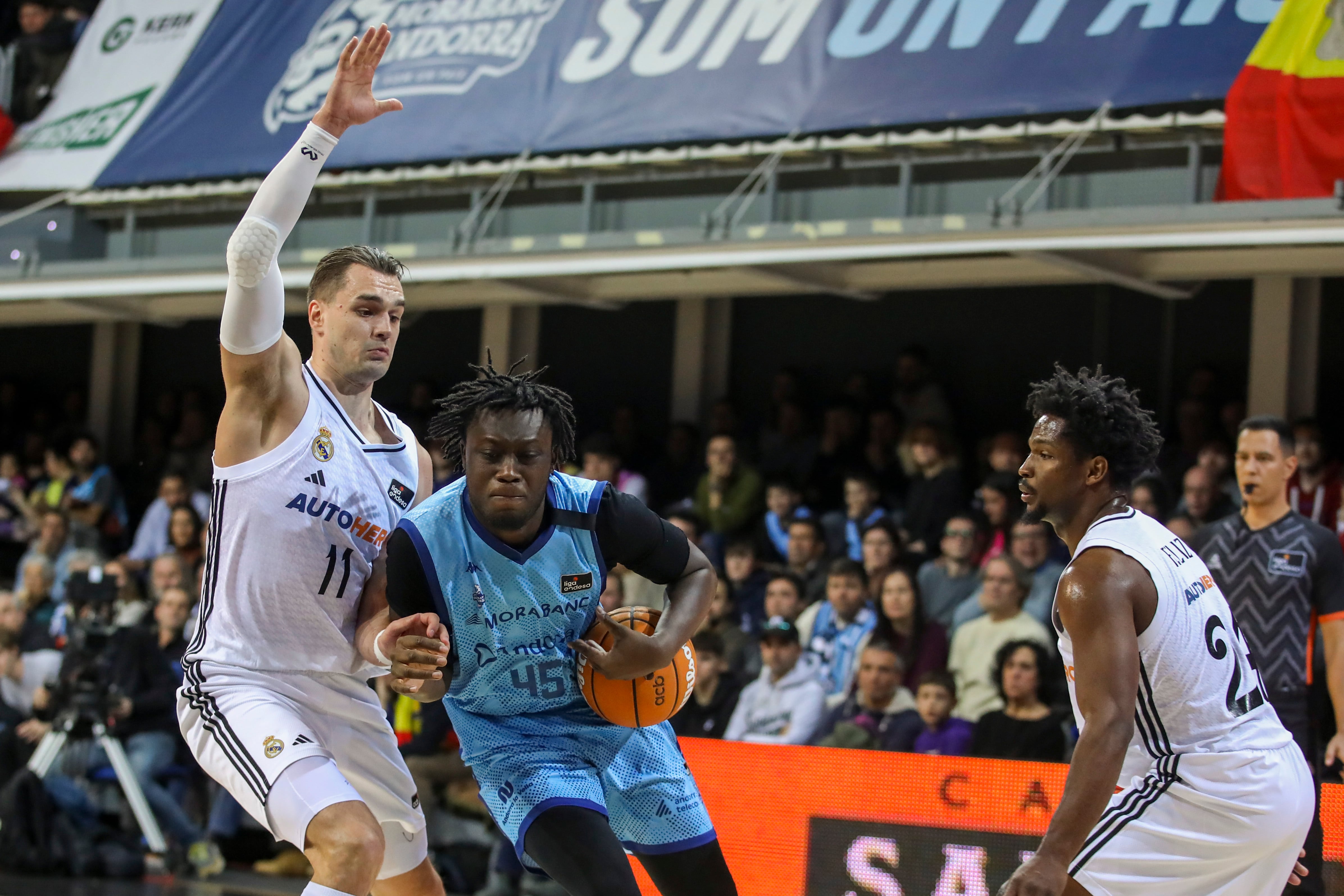 Sekou Doumbouya, autor de 14 punts, intentant desfer-se del marcatge de Mario Hezonja davant la mirada d&#039;Andrés feliz