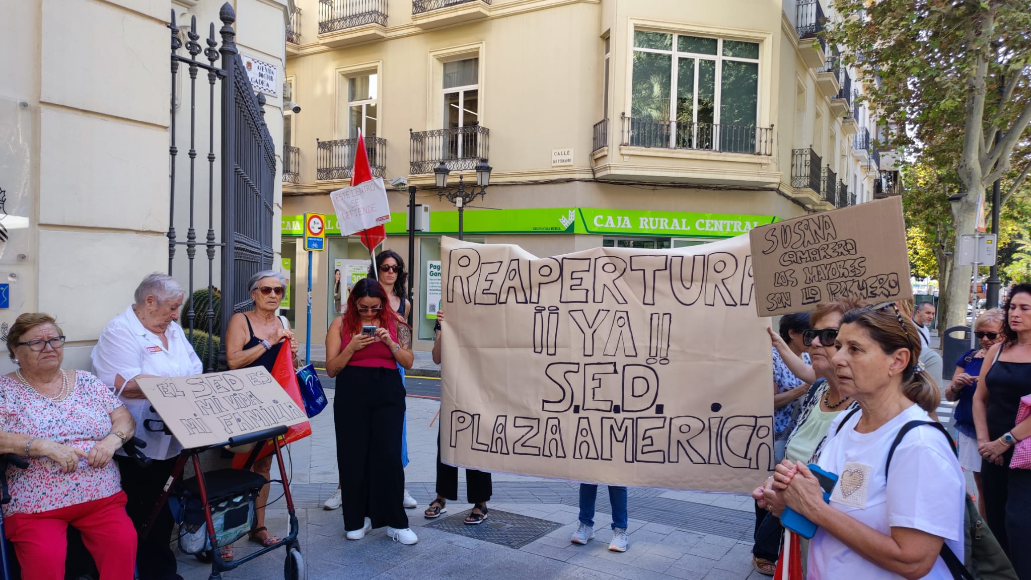 Concentración contra el cierre del centro de Día de Plaza América de Alicante ante la sede del Consell